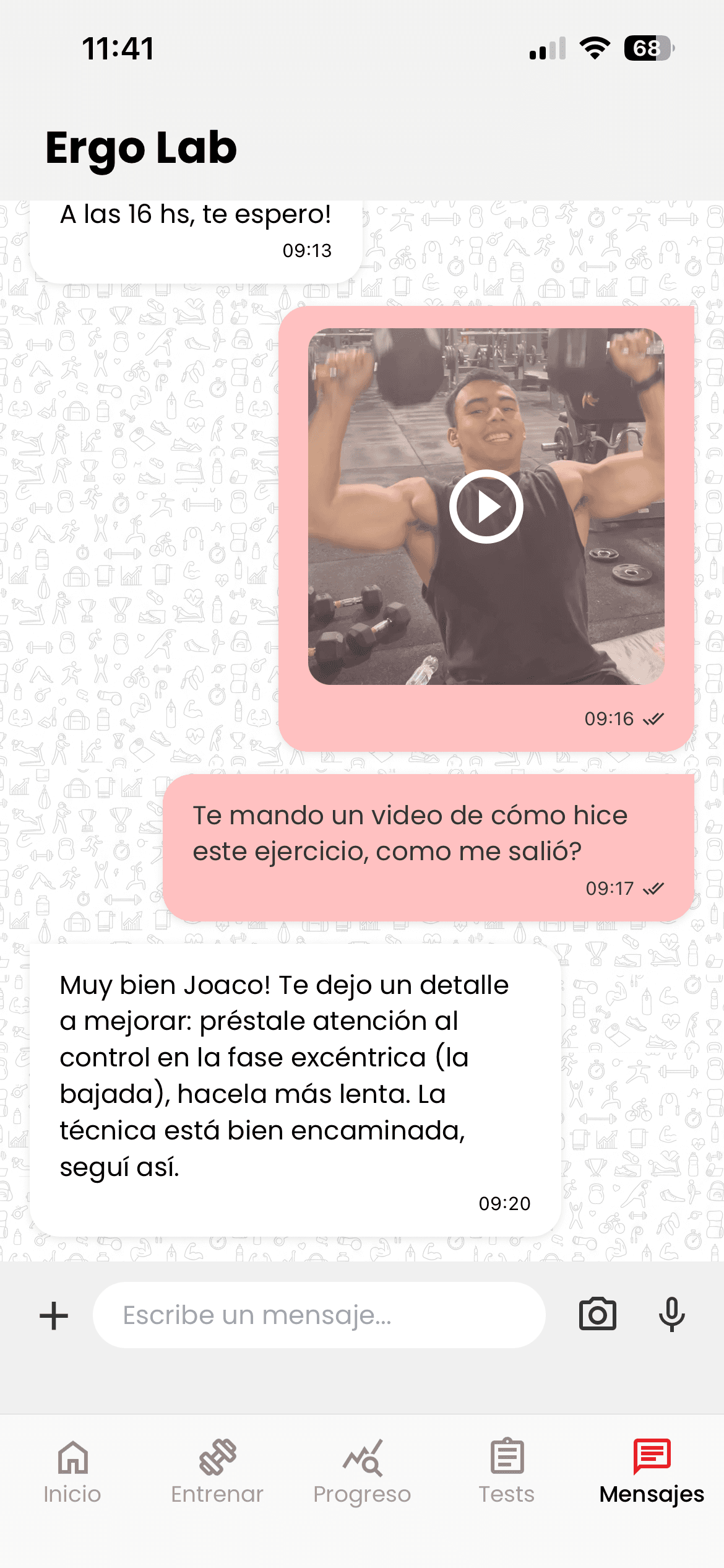 Chat de Nexo Atleta — el atleta manda un video del ejercicio y el coach responde con una corrección